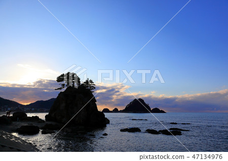 暮色白色岩石和白山島 暮色白色岩石和白山島 47134976