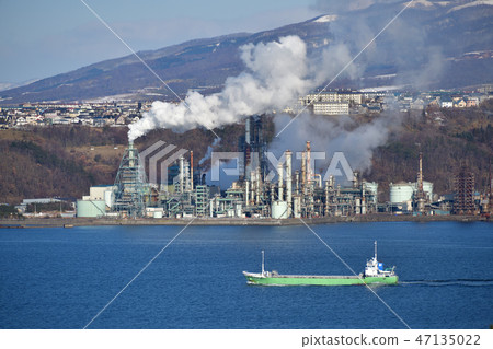 Photographing the landscape of factories and complexes in Muroran, Hokkaido in winter Photographing the landscape of factories and complexes in Muroran, Hokkaido in winter 47135022