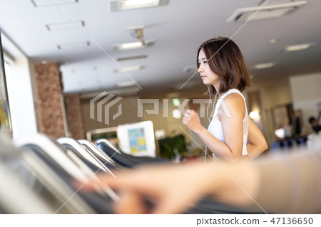 年輕婦女,健身房,飲食,健身房,健身 年輕婦女,健身房,飲食,健身房,健身 47136650