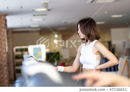 年輕婦女,健身房,飲食,健身房,健身 年輕婦女,健身房,飲食,健身房,健身 47136651