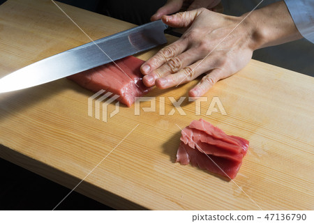 Pull tuna sashimi Pull tuna sashimi 47136790