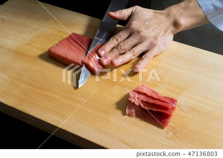 Pull tuna sashimi Pull tuna sashimi 47136803