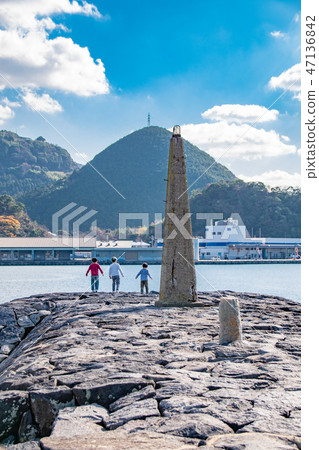 Children who look at the Emisukanosa shipyard trace and the sea 47136842