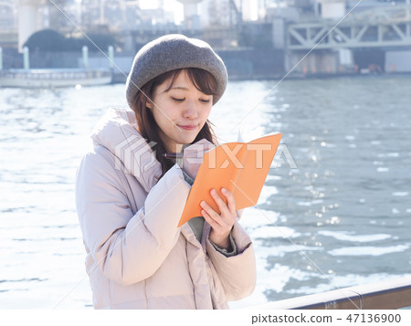 看在河沿的婦女橙色筆記本 看在河沿的婦女橙色筆記本 47136900