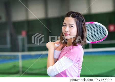 年輕的女人，網球場，球拍 47136987