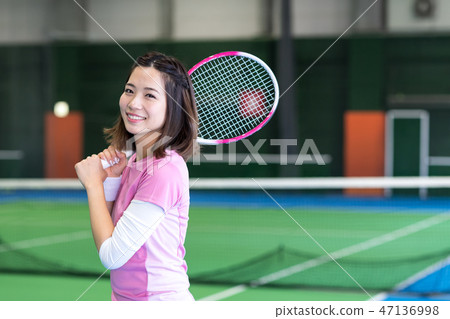 年輕的女人，網球場，球拍 47136998