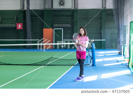 Young woman, tennis court, racket 47137005