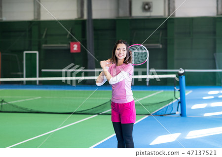 年輕的女人，網球場，球拍 47137521