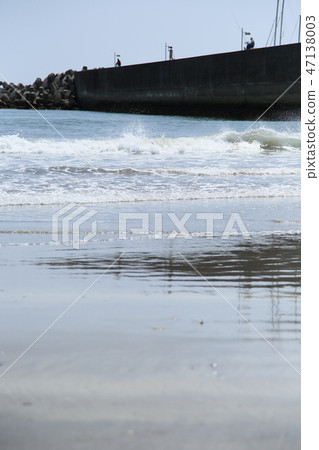 波浪和防波堤和垂釣者 波浪和防波堤和垂釣者 47138003