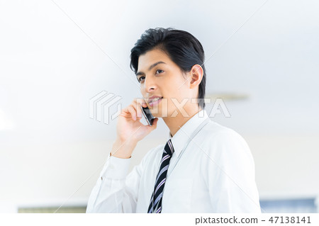 叫一個年輕商人的男性僱員 叫一個年輕商人的男性僱員 47138141