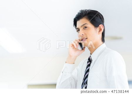 叫一個年輕商人的男性僱員 叫一個年輕商人的男性僱員 47138144