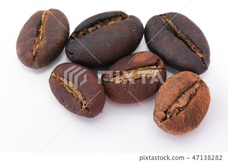 Coffee beans isolated on white background Coffee beans isolated on white background 47138282
