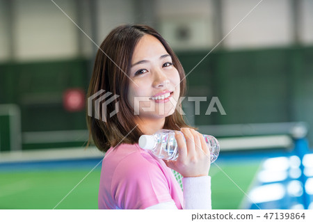 年輕女子，運動，保濕，網球場，球拍 47139864
