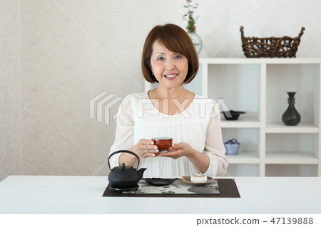 喝日本茶的主婦 喝日本茶的主婦 47139888