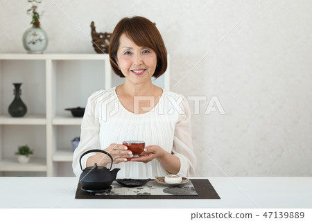 喝日本茶的主婦 喝日本茶的主婦 47139889