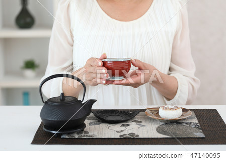 喝日本茶的主婦 47140095