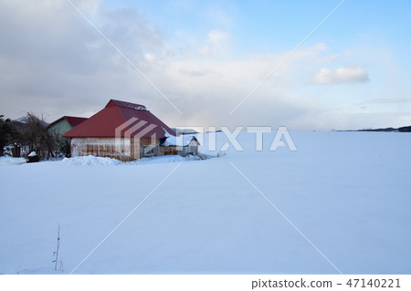 射擊工作小屋和雪原冬天風景在Asukazawa,北海道 射擊工作小屋和雪原冬天風景在Asukazawa,北海道 47140221