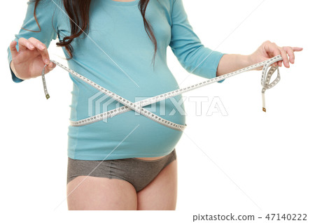 測量腰部的月亮的一名孕婦 測量腰部的月亮的一名孕婦 47140222
