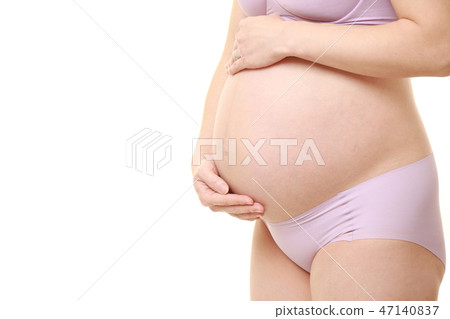 把她的手放的一名孕婦在她的胃上 把她的手放的一名孕婦在她的胃上 47140837