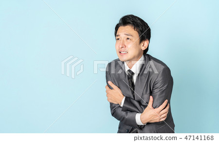 Shivering men 47141168