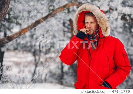 Handsome man smoke a cigar in outside Handsome man smoke a cigar in outside 47141789