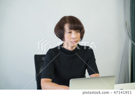 Senior women 47141951