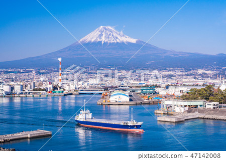 （靜岡縣）一艘大船離開山。 47142008