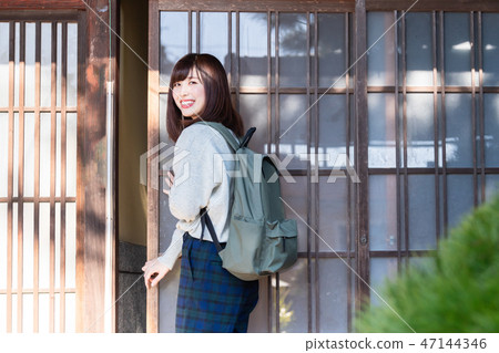 老私人住宅和一位年輕的女士 老私人住宅和一位年輕的女士 47144346