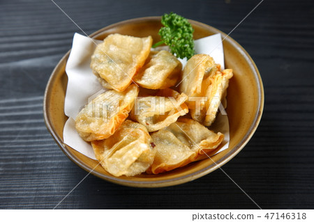 Deep fried dumpling 47146318