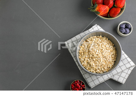 oatmeal in a bowl with berries 47147178