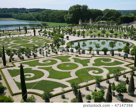 The garden of the Palace of Versailles 47147398