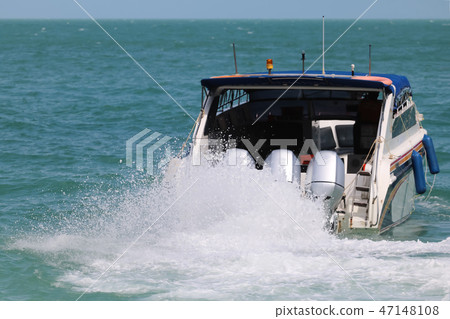 Speed boat engine runing with sea water splashing 47148108