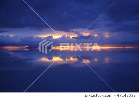 Uyuni salt lake sunset (Bolivia) 47148352