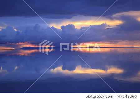 Uyuni salt lake sunset (Bolivia) 47148360