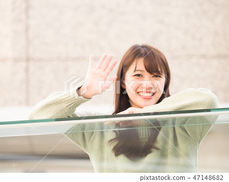 揮動一隻手的婦女與微笑 47148682