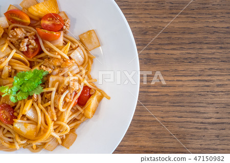Plate of delicious Italian spaghetti with tomato Plate of delicious Italian spaghetti with tomato 47150982