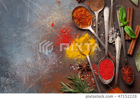 Set of various spices and herbs 47152228