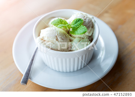 Milk vanila ice creams with mint leaf. Milk vanila ice creams with mint leaf. 47152893