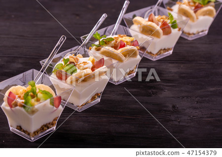Vanilla mousse with grapes and bananas with raisin Vanilla mousse with grapes and bananas with raisin 47154379