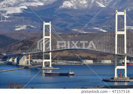 Taking a winter landscape of the Swan Ohashi Bridge over Muroran, Hokkaido Taking a winter landscape of the Swan Ohashi Bridge over Muroran, Hokkaido 47157516