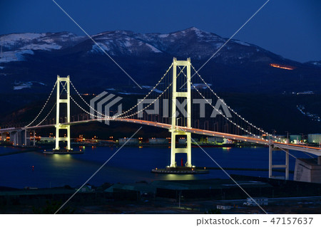 Taking a winter night view of the Swan Ohashi over the Swan Bay in Muroran, Hokkaido Taking a winter night view of the Swan Ohashi over the Swan Bay in Muroran, Hokkaido 47157637
