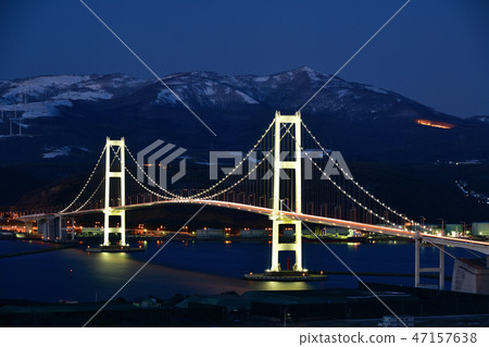 Taking a winter night view of the Swan Ohashi over the Swan Bay in Muroran, Hokkaido Taking a winter night view of the Swan Ohashi over the Swan Bay in Muroran, Hokkaido 47157638