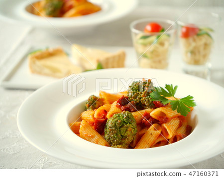 硬花甘藍和乾蕃茄penne用沙拉和點心 47160371