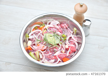 Image of cooking, cooking, cooking, meat dishes with red wine, and soaking in red wine. Beef skin meat, celery, onion 47161370