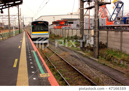 離開鶴見線荻町站的轉彎列車 離開鶴見線荻町站的轉彎列車 47166389
