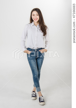 年輕女性、女性、大學生、青年、牛仔褲、 47166883