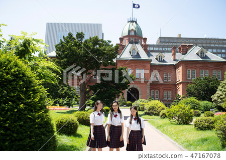 高中女生札幌學校旅行北海道代理前主要的政府大樓 高中女生札幌學校旅行北海道代理前主要的政府大樓 47167078