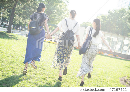 在公園裡享受的女性朋友 在公園裡享受的女性朋友 47167521