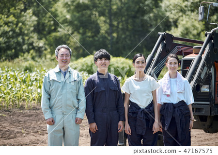 男人和女人農業拖拉機 47167575