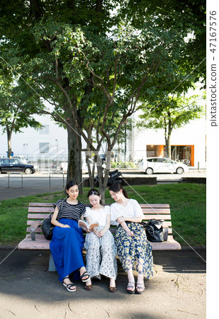 放鬆在公園的女性朋友 放鬆在公園的女性朋友 47167576